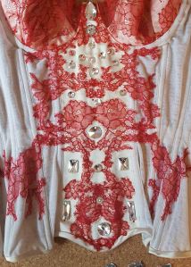 Clear crystal placement Photo by Karolina Laskowska